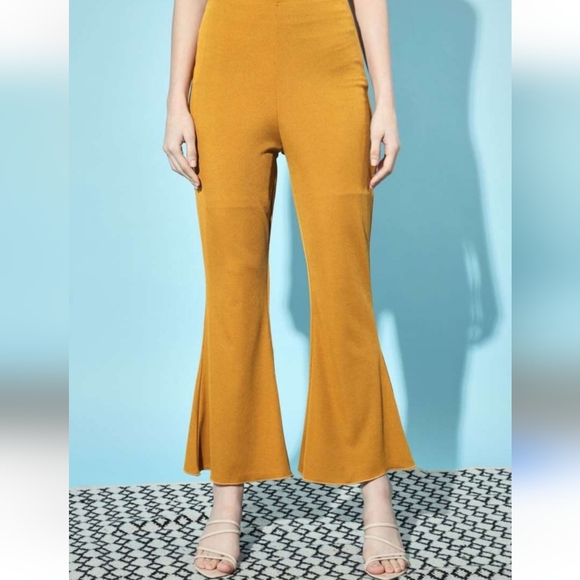 💚5/$25 Yellow Gold Flared Women's Stretchy Leggings Pants Size Medium - Picture 1 of 5